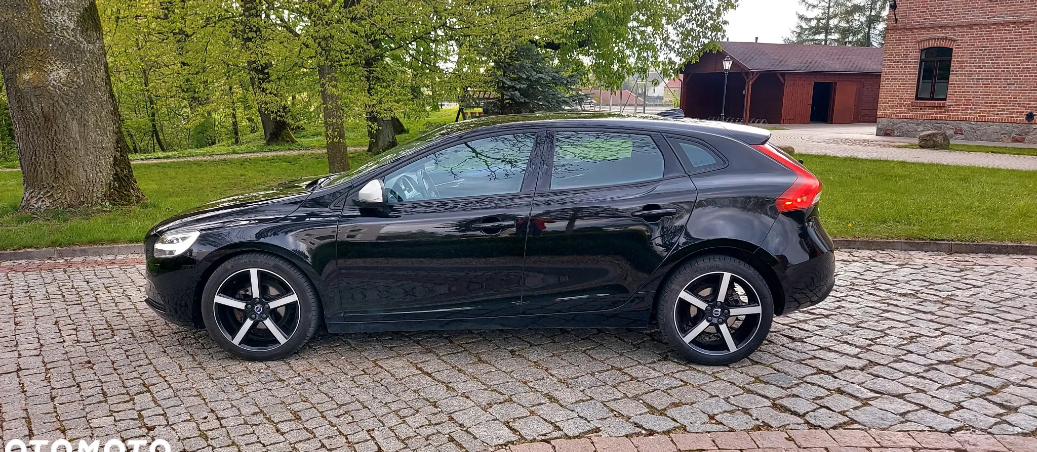 Volvo V40 cena 57300 przebieg: 153000, rok produkcji 2017 z Lubawa małe 67